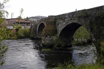 El puente de San Clodio es uno de los monumentos medievales que figura en el PXOM. (Foto: MARTIÑO PINAL)