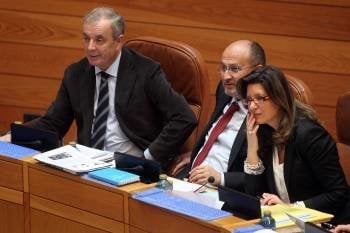 Los socialistas Vázquez, Losada y Caride, en un momento del pleno parlamentario. (Foto: VICENTE PERNÍA)