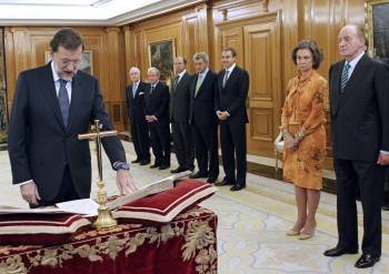 Mariano Rajoy juró ante los Reyes el cargo de presidente del Gobierno, en un breve acto celebrado en el Palacio de la Zarzuela. (Foto: CHEMA MOYA)