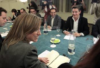 Carme Chacón junto a otros dirigentes socialistas en el debate sobre el nuevo PSOE, ayer en Madrid (Foto: MANUEL H DE LEON.)