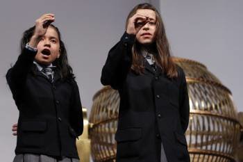 Las niñas del Colegio de San Ildefonso Janet Lara y Evelyn Calderón cantan el número 66.832, uno de los cuartos premios, dotados con 200.000 euros a la serie, en el sorteo de la lotería de Navidad  (Foto: EFE)