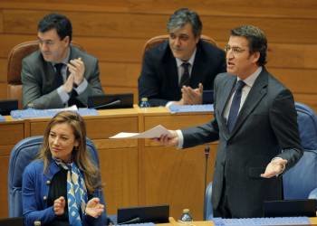 El presidente de la Xunta, Alberto Núñez Feijóo (d), responde a las preguntas de los grupos en el pleno del Parlamento, esta mañana en Santiago de Compostela (Foto: EFE)