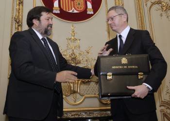 El nuevo ministro de Justicia, Alberto Ruíz-Gallardón, recibe la cartera del departamento correspondiente de manos de su predecesor en el cargo, Francisco Caamaño (Foto: EFE)