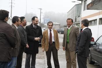 El conselleiro de Industria y el alcalde de Porriño con algunos trabajadores, ayer.
