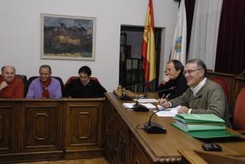 Carlos Crespo, Arsenio Moldes, Moisés Blanco, Eduardo Ojea y Alfredo García, en el pleno. (Foto: LUIS BLANCO)