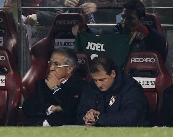 Manzano, este miércoles en el banquillo del Atlético de Madrid junto a su segundo, Vizcaíno. (Foto: BALLESTEROS)