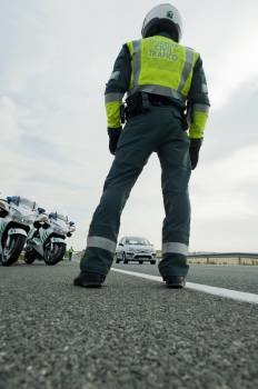Un guardia civil de tráfico en un control de carretera