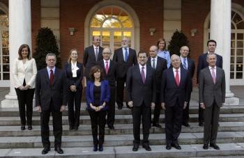  El jefe del Gobierno, Mariano Rajoy (3d, primera fila), junto a los ministros de su gabinete  (Foto: EFE)