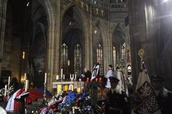  El presidente de la República Checa, Vaclav Klaus, ofrece un discurso durante el funeral de estado del expresidente checo Vaclav Havel