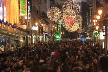 La madrileña Puerta del Sol, llena de personas ayer por la tarde con sus últimas compras navideñas. (Foto: GUSTAVO CUEVAS)