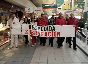 El comité de empresa del hipermercado de la Avenida de Madrid, ayer en protesta. 