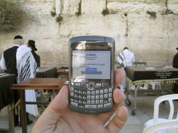 Una personas muestra una Blackberry ante el Muro de las Lamentaciones de Jerusalén. (Foto: ARCHIVO)