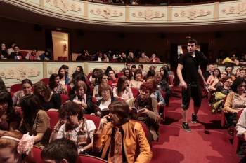 Espectadores en el Teatri Principal antes de la celebración de un espectáculo durante la pasada edición de la Mostra Internacional de Teatro de Ourense (Foto: XESÚS FARIÑAS)