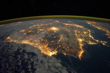 Imagen facilitada por el Observatorio Terrestre de la Nasa de la península ibérica de noche. Tras el anochecer, una fiesta de luces proporciona el contorno de España y Portugal (Foto: EFE)