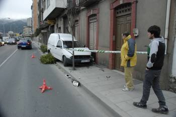 El accidente ocurrió, de madrugada, en la calle Manuel Quiroga de O Barco de Valdeorras. (Foto: LUIS BLANCO)