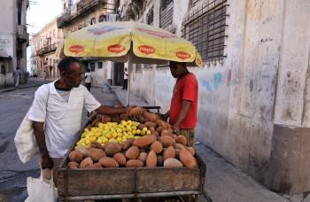 Un hombre compra frutas en un carro en La Habana. (Foto: A.E)
