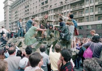 Ciudadanos de Moscú conversan con militares sobre un blindado, en agosto de 1991.  (Foto: BORIS YURCHENKO)