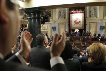Diputados y senadores aplauden al rey Juan Carlos tras su discurso en la inauguración en las Cortes de la X legislatura.
