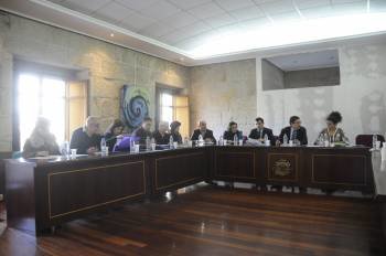 Los concejales reunidos en la sesión de ayer, presidida por Argimiro Marnotes, al fondo. (Foto: MARTIÑO PINAL)