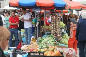 El mercado semanal de los jueves, punto de encuentro de los agricultores de la comarca. (Foto: M. ATRIO)