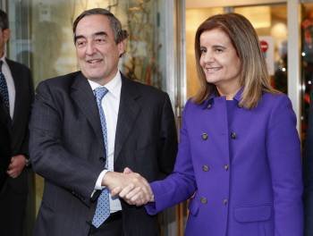 La ministra Fátima Báñez, con el presidente de la CEOE, Juan Rossell. (Foto: ZIPI)