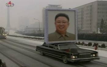 Imagen que muestra el cortejo fúnebre que transporta el féretro del fallecido Kim Jong-il por las principales vías de Pyongyang (Corea del Norte). Poco más de dos horas después de que partiera del Palacio Memorial de Kumsusan, la procesión, en la que iba 