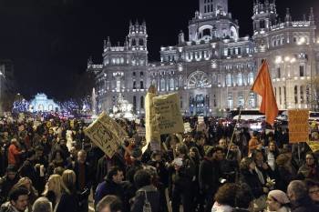 Miembros del movimiento social 15-M durante la 'Cabalgata Social', que hoy ha discurrido desde la Puerta de Alcalá hasta la Puerta del Sol (Foto: EFE)
