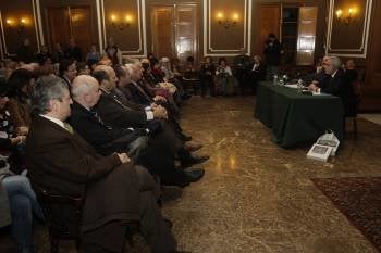 Ramón Villares e Miguel Santalices diríxense ós asistentes á homenaxe.  (Foto: MIGUEL ÁNGEL)