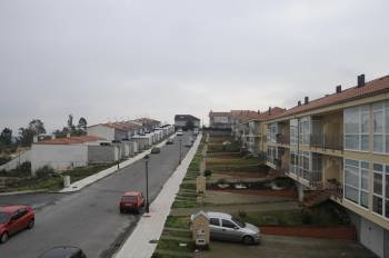 Las viviendas (el bloque de la izquierda) están finalizadas hace tres años pero aún no se adjudicaron. (Foto: MARTIÑO PINAL)