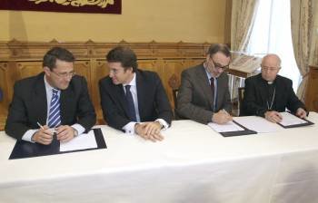 Conde Roa, Núñez Feijóo Roberto Varela y Julián Barrio, durante la firma del convenio. (Foto: XOAN REY)