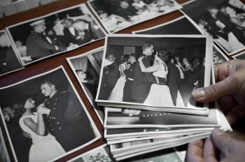 El escritor Willy Uribe muestra la colección de fotografías y cromos de la monarquía española de la primera mitad de siglo pasado que encontró en un contenedor de recogida de papel  (Foto: EFE)