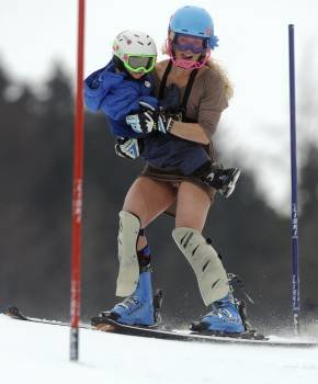 La estadounidense Sarah Schleper realiza el recorrido de eslalon con su hijo Lasse, de cuatro años, en brazos durante el eslalon femenino de la Copa del Mundo de Esquí Alpino celebrada en Lienz (Austria) .