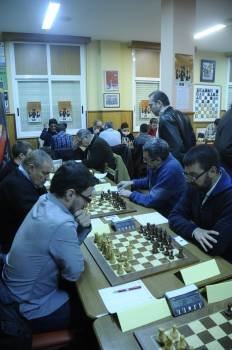 Varios de los participantes en el Aberto Internacional Barrocás de ajedrez, durante la tercera ronda. (Foto: MARTIÑO PINAL)