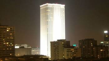 Imagen nocturna de la Torre Picasso iluminada. (Foto: ARCHIVO)