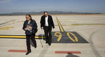 Dos visitantes pasean por el aeropuerto de Castellón (Foto: EFE)