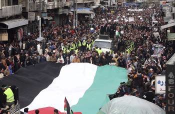 Partidarios jordanos de los Hermanos Musulmanes se manifiestan contra el gobierno jordano al término de las oraciones del viernes, en Amán, Jordania. EFE