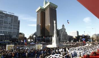 Vista de la multitud en la Misa de las Familias en la madrileña Plaza de Colón, con motivo de la festividad de la Sagrada Familia.
