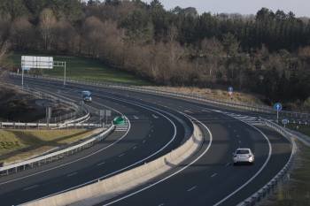Autopista entre Santiago y Ourense, en su tramo de pago. (Foto: XESÚS FARIÑAS)