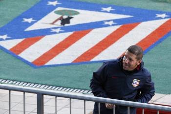 El entrenador argentino Diego Pablo 'Cholo' Simeone dirige el primer entrenamiento del año del Atlético de Madrid en el Vicente Calderón. (Foto: EFE)