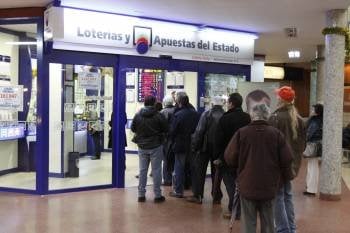 Los clientes hacen cola ante la Administración número 2, en donde se selló una Primitiva agraciada con 2.161.047 euros. (Foto: XESÚS FARIÑAS)