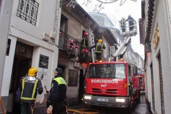 Los equipos de bomberos trabajan en la extinción del fuego. (Foto: ELISEO TRIGO)
