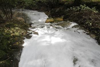 Espuma en el río Barbaña, tras un vertido que se produjo en octubre de 2010 (Foto: MIGUEL ÁNGEL)