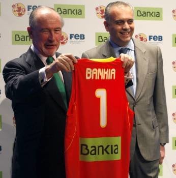 Rato, presidente de Bankia, con el de la Federación de Baloncesto