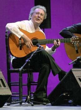 Fotografía de archivo (12/08/2010) del guitarrista sevillano Enrique de Melchor durante una de sus actuaciones en un concierto de los Veranos de la Villa (Foto: EFE)