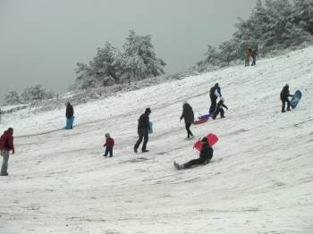 Un grupo de visitantes se divierte con la nieve, en la estación de montaña de Manzaneda.