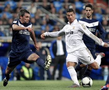 Cristiano Ronaldo se dispone a disparar a puerta ante la oposición del francés del Málaga Toulalan. (Foto: ALBERTO MARTÍN)