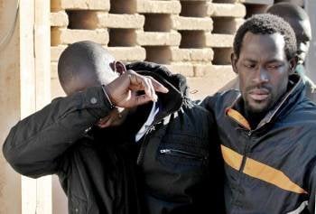 Un amigo del senegalés que anoche fue asesinado tras una pelea con motivo de un partido de fútbol callejero, llora al conocer la noticia durante la concentración de una treintena de africanos para protestar (Foto: EFE)