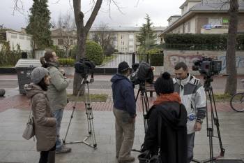 Un grupo de periodistas hace guardia frente a la urbanización donde viven los padres del duque de Palma, Iñaki Urdangarin, en Vitoria ante su posible llegada procedente de Estados Unidos (Foto: EFE)
