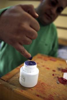 Un hombre mancha su dedo de tinta tras votar en un colegio electoral durante la segunda jornada de la tercera y última fase de las elecciones parlamentarias que se celebran en el país (Foto: EFE)