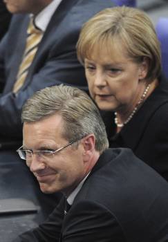 Una fotografía de archivo fechada el 30 de junio de 2010 muestra el entonces candidato a la presidencia alemana, Christian Wulff (i), y la canciller federal, Angela Merkel (d), durante las elecciones en Berlín (Foto: EFE)